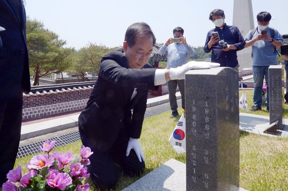 한덕수 국무총리 후보자가 17일 광주 북구 운정동 국립5·18민주묘지를 참배하고 있다. /사진=뉴스1