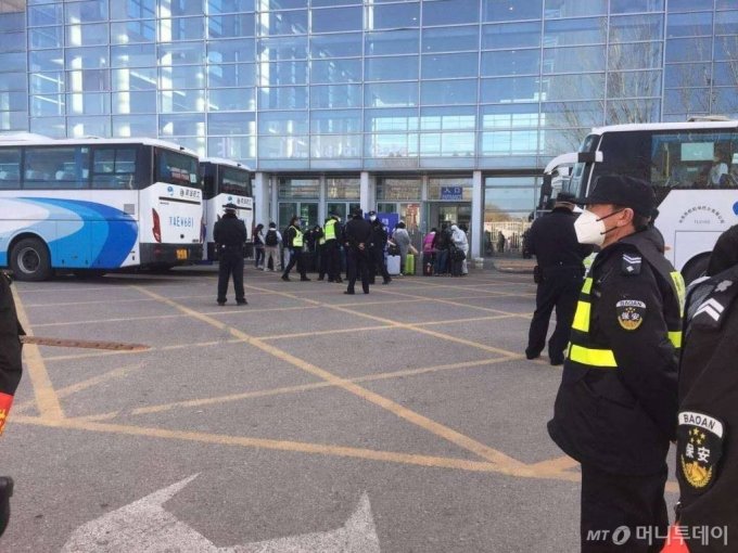 중국 베이징 서우두(首都) 공항에 도착한 한국인 승객들이 베이징 정부가 제공하는 차량을 타기 위해 이동하고 있다.