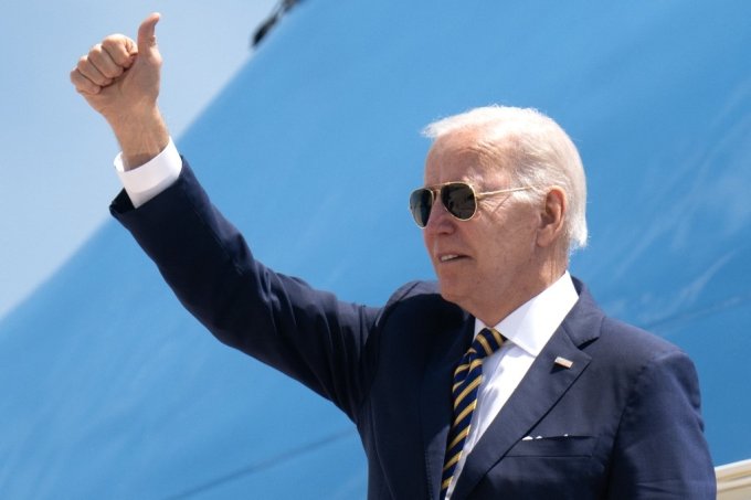 조 바이든 미국 대통령이 19일(현지시간) 미국 메릴랜드주 앤드루스 공군기지에서 한일 순방을 위해 전용기인 에어포스원에 오르며 엄지를 치켜들고 있다./AFPBBNews=뉴스1