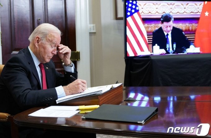 우동명 기자 = 조 바이든 미국 대통령이 2011년 11월 15일(현지시간) 워싱턴 백악관에서 시진핑 중국 국가주석과 화상으로 정상회담을 하고 있다.  /AFPBBNews=뉴스1