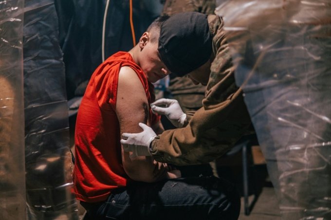 지난 10일(현지시간) 우크라이나 국가방위군 소속 아조우연대가 마리우폴 아조우스탈 제철소에서 부상을 입고 치료받는 중인 군인의 사진을 공개했다./AFPBBNews=뉴스1