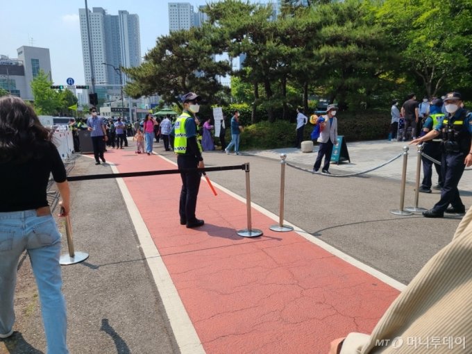 21일 서울 용산구 대통령 집무실 앞. 경찰이 시위대가 몰리는 것을 막기 위해 간이 펜스를 치고 있다.  /사진=하수민기자 