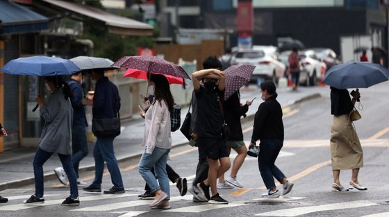 소나기가 내린 지난 18일 서울 시내에서 시민들이 비를 피하기 위해 발걸음을 재촉하고 있다./사진=뉴스1  
