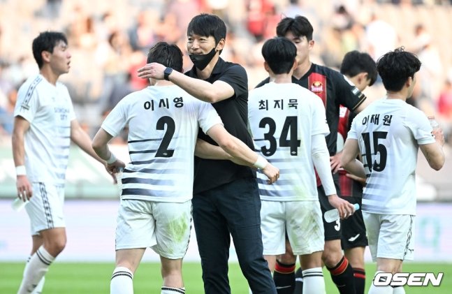 21일 서울월드컵경기장에서 열린 FC서울전을 1-0으로 승리한 뒤 김남일 성남FC 감독이 선수들과 포옹하며 기뻐하고 있다.