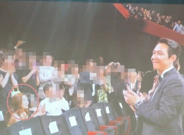 지난 19일 밤(현지시간) 프랑스 남부 휴양도시 칸의 팔레 데 페스티벌에서 열린 영화 '헌트'(감독 이정재) 프리미어 상영에서 포착된 임세령 대상그룹 부회장(왼쪽 동그라미 안)과 이정재의 모습.