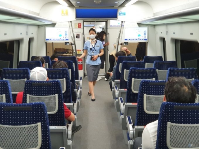 이달 20일 시범 운행 중인 공항철도 직통열차 내에서 승무원이 승객 확인 및 안내하고 있다.