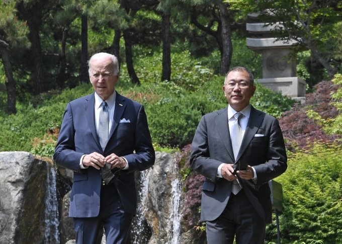 정의선 현대자동차그룹 회장과 조 바이든 미국 대통령이 22일 오전 그랜드 하얏트 서울 호텔에서 환담을 가진 후 국내외 언론을 대상으로 스피치를 했다./사진제공=현대차그룹