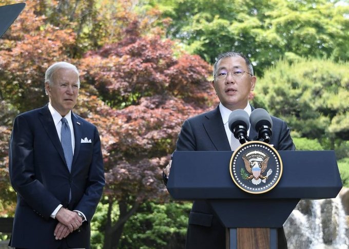 조 바이든 미국 대통령과 정의선 현대차그룹 회장이 22일 오전 서울 용산구 그랜드하얏트서울에서 환담을 갖고 기자단을 대상으로 스피치하고 있다./사진=사진=현대자동차 제공,뉴시스