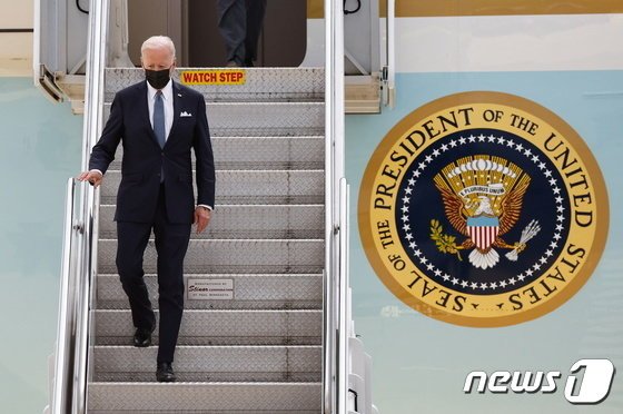 조 바이든 미국 대통령이 22일(현지시간) 일본 도쿄에 위치한 주일 미군 요코타 공군기지에 도착했다. /로이터=뉴스1 정윤영 기자