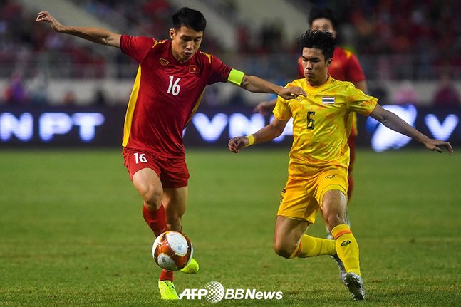 22일 동남아시안게임 결승에서 볼 다툼을 벌이고 있는 베트남 축구대표팀 주장 도훙중(왼쪽). /AFPBBNews=뉴스1