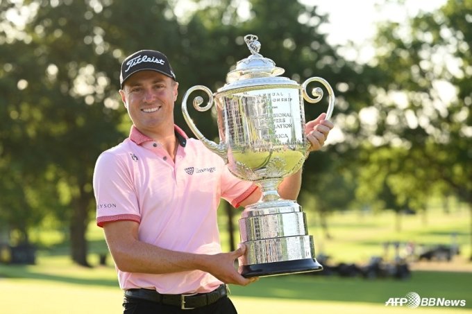 저스틴 토마스가 23일(한국시간) PGA 챔피언십 우승 트로피를 들어 보이며 기뻐하고 있다. /AFPBBNews=뉴스1