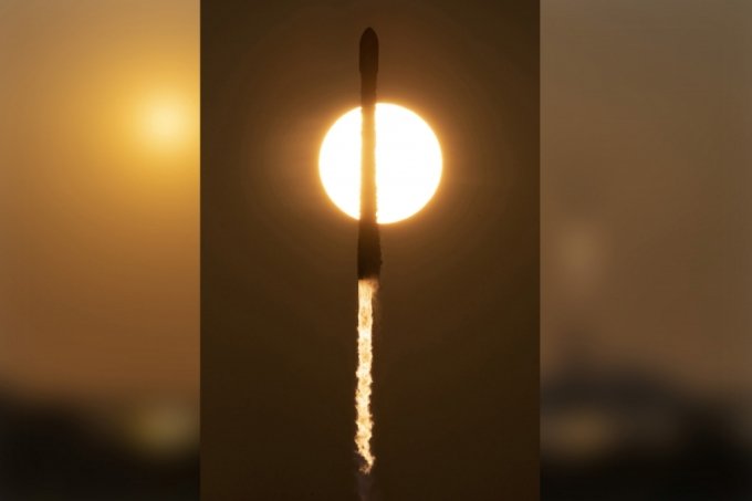 미국 스페이스X가 지난 18일(현지시각) 팰컨9 로켓을 발사하고 있는 모습이 태양과 함께 포착됐다. /사진=스페이스X(SpaceX)