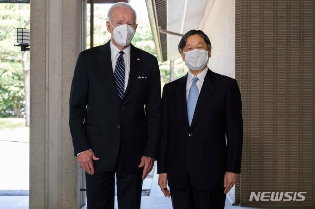 [도쿄=AP/뉴시스]23일 일본 도쿄 소재 일왕 거처인 고쿄에서 조 바이든 미국 대통령(왼쪽)이 나루히토 일왕과 만나 기념 촬영에 임하고 있다.