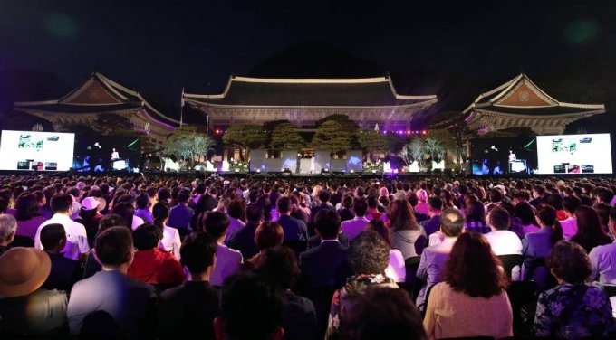 지난  22일 청와대 본관 앞 대정원에서 KBS 열린음악회가 진행되고 있다. /사진=뉴시스