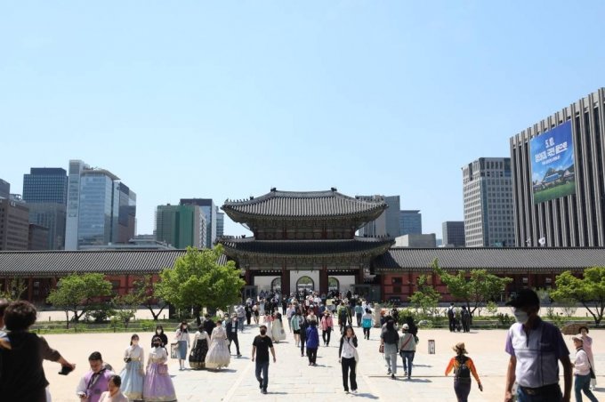 2022 봄 궁중문화축전이 열린 15일 오전 서울 종로구 경복궁을 찾은 시민들이 맑은 날씨속에 휴일을 보내고 있다. /사진=뉴시스