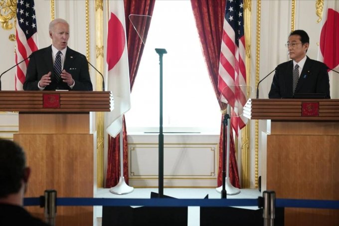 [도쿄=AP/뉴시스] 조 바이든(왼쪽) 미국 대통령과 기시다 후미오 일본 총리가 23일 일본 도쿄의 아카사카궁에서 양자 회담 후 공동 기자회견을 하고 있다. 2022.05.23.