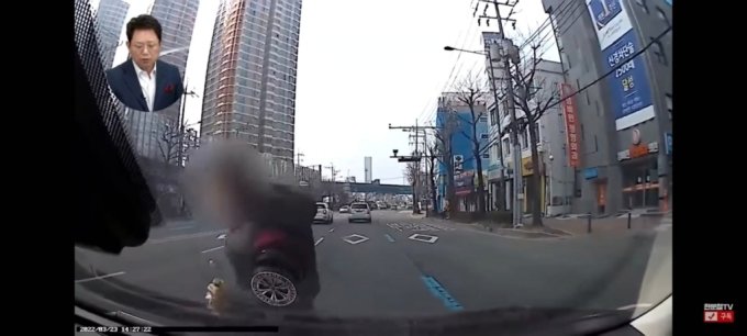 지난 3월 22일 오후 2시쯤 광주 동구 한 도로에서 한 남성이 앞차에 달려들려다 방향을 바꿔 뒤차에 몸을 박았다./사진=한문철TV