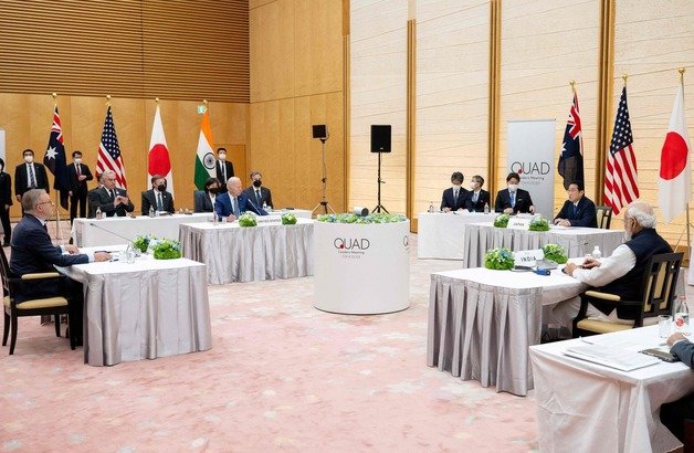 조 바이든 미국 대통령과 기시다 후미오 일본 총리, 나렌드라 모디 인도 총리, 앤서니 알바니스 호주 총리가 24일(현지시간) 도쿄 총리 관저에서 쿼드 정상회의를 하고 있다.   /AFPBBNews=뉴스1