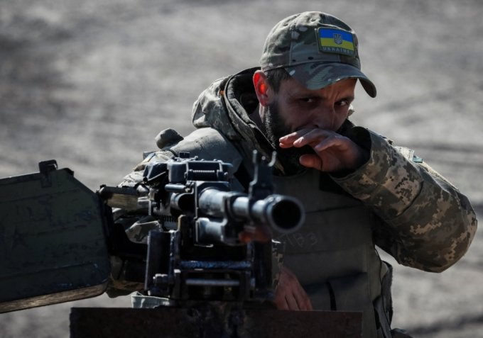한 우크라이나 군인이 수도 키이우 외곽에서 보초를 서고 있다. /ⓒ 로이터=뉴스1