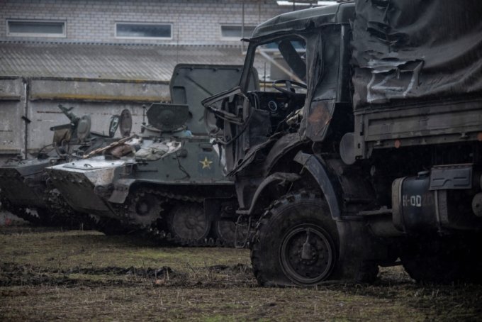 우크라이나군 반격으포 파손된 러시아군 탱크와 군용차량들 /ⓒ 로이터=뉴스1
