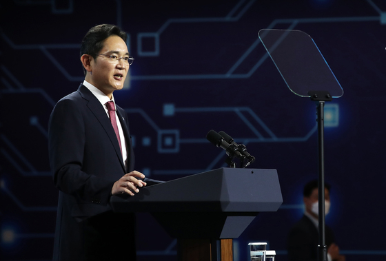 이재용 삼성전자 부회장이 지난 20일 경기 평택 삼성전자 반도체 공장에서 윤석열 대통령과 조 바이든 미국 대통령을 향해 인사말을 하고 있다. /사진=대통령실사진기자단