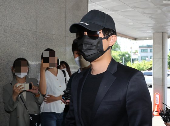 아프리카TV BJ 챈서스가 지난 16일 오전 서울 성동경찰서로 조사를 받기 위해 출석하고 있다. /사진=뉴스1  