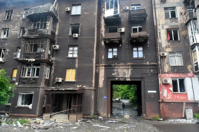 러시아군의 무차별 공격으로 검게 타버린 우크라이나 마리우폴의 한 아파트/AFPBBNews=뉴스1
