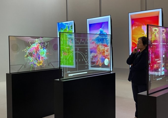 LG디스플레이가 세계적 미디어 아티스트 레픽 아나돌과 협업해 만든 첫 번째 투명 OLED NFT 작품을 관람객이 살펴보고 있다. /사진제공=LG디스플레이