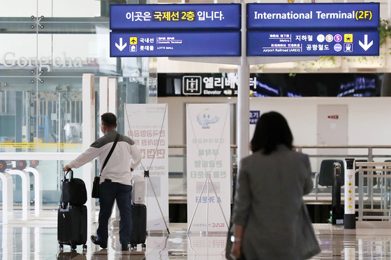 24일 서울 강서구 김포공항 국제선 출국장이 국제선 여객기 운휴로 인해 한산한 모습을 보이고 있다. /사진=뉴스1
