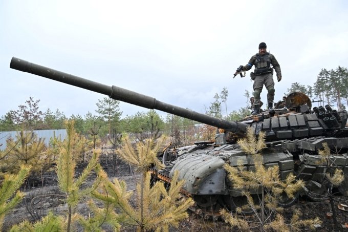 파괴된 러시아군 탱크에 올라선 우크라이나군/AFPBBNews=뉴스1