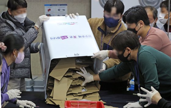 (서울=뉴스1) = 제20대 대통령선거일인 9일 서울시 중구구민회관에 설치된 개표소에서 개표 사무원들이 관외투표함을 개봉하고 있다. 