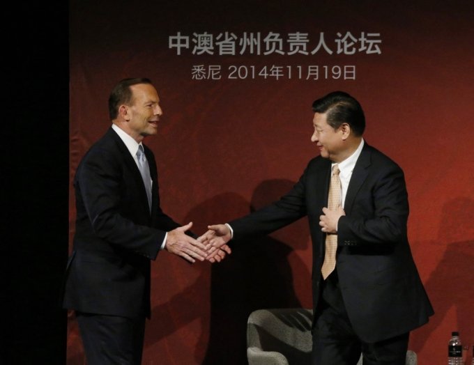 시진핑 중국 국가주석이 지난 2014년 호주 시드니에서 열린 &#039;호주-중국 지도자 포럼&#039;에서 연설한 뒤 토니 애벗 당시 호주 총리와 악수를 나누고 있다. /ⓒ AFP=뉴스1