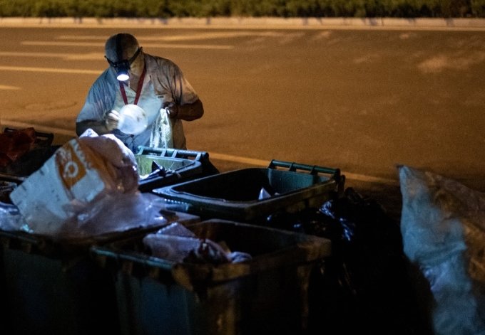 중국 베이징에서 한 시민이 쓰레기를 보고 있다./AFPBBNews=뉴스1