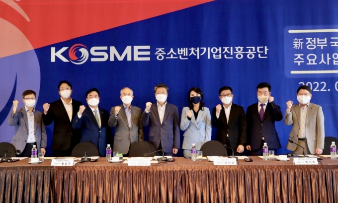 26일 서울 중구 더플라자에서 열린 2022년도 제1차 중소벤처혁신성장위원회 회의 단체사진. (왼쪽4번째) 황철주 주성엔지니어링(주) 대표, (5번째) 김학도 중진공 이사장/사진제공=중소벤처기업진흥공단
