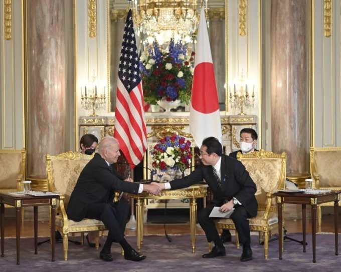 [도쿄=AP/뉴시스] 조 바이든(왼쪽) 미국 대통령이 23일 일본 도쿄의 아카사카궁에서 기시다 후미오 일본 총리와 양자 회담에 앞서 악수하고 있다. 2022.05.23.