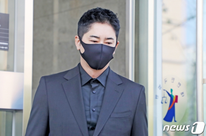 배우 강지환이 2020년 6월 경기 수원시 영통구 수원고등법원에서 열린 공판을 마치고 이동하는 모습. /사진=뉴스1
