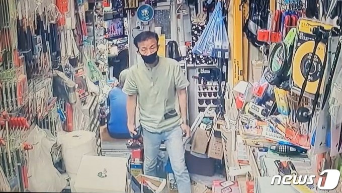 강윤성이  첫 번째 살인 범행 당일인 지난해 8월26일 오후 3시57분쯤서울 송파구에 위치한 철물점에서 공업용 절단기를 구입하는 모습. /사진=뉴스1  