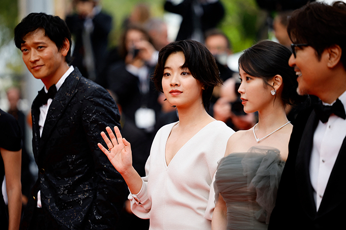 ((왼쪽부터)제74회 칸 국제 영화제에 참석한 영화 &#039;브로커&#039;의 배우 강동원, 이주영, 아이유(이지은), 송강호/Reuters/뉴스1