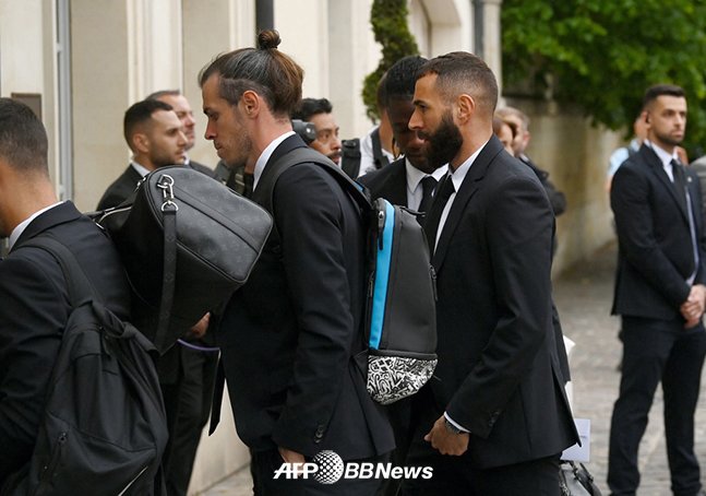 레알 마드리드 가레스 베일(왼쪽)이 27일 UEFA 챔피언스리그 결승전이 열리는 프랑스 파리에 도착해 호텔에 들어서고 있다. /AFPBBNews=뉴스1