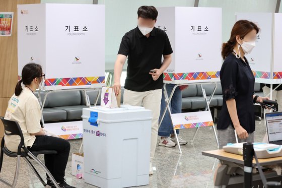 (서울=뉴스1) 조태형 기자 = 제8회 전국동시지방선거 사전 투표 첫날인 27일 서울 용산구의회에 마련된 이태원 제1동 사전투표소에서 유권자들이 투표하고 있다. 2022.5.27/뉴스1  