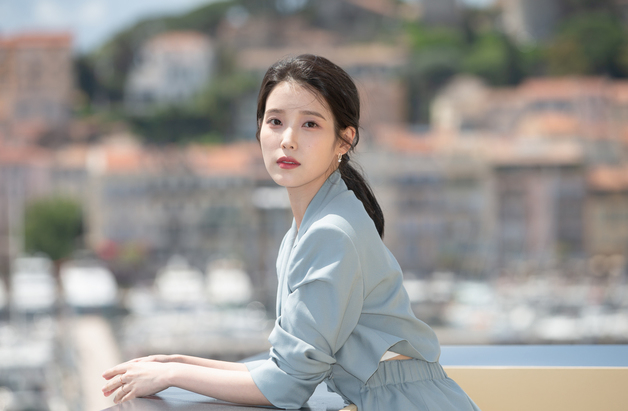 (칸=뉴스1) 이준성 프리랜서기자 = 배우 이지은(아이유)이 25일(현지시간) 제75회 칸 국제영화제가 열리고 있는 프랑스 남부 칸 '팔레 데 페스티벌(Palais des Festivals)' 살롱 데 앙바사되르(Salon des Ambassadeurs)에서 경쟁부문 진출작 '브로커' 인터뷰 촬영을 하고 있다. 2022.5.27/뉴스1 