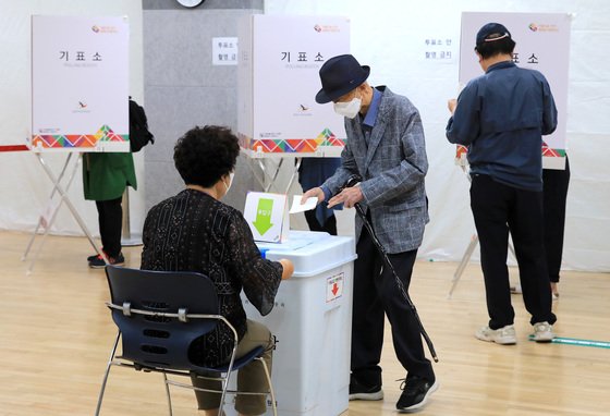 제8회 전국동시지방선거 사전 투표 이�z날인 28일 오전 서울 중구 다산동 주민센터에 마련된 사전투표소에서 유권자들이 투표하고 있다. /사진=뉴스1