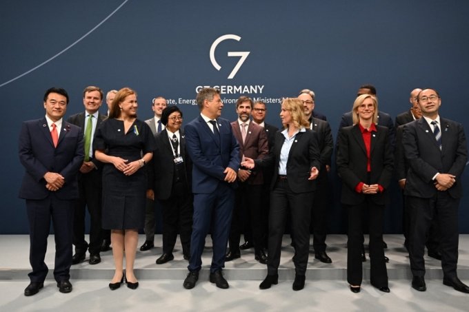  26일(현지시간) 독일 베를린에서 열린 G7 기후·환경·에너지 장관회의에서 참석자들이 사진을 찍기 위해 포즈를 취하고 있다./AFPBBNews=뉴스1