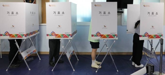 8회 전국동시지방선거 사전투표 첫날인 지난 27일 오후 서울 송파구 송파2동 주민센터 헬스장에 마련된 사전투표소에서 유권자들이 투표를 하고 있다./사진=뉴시스