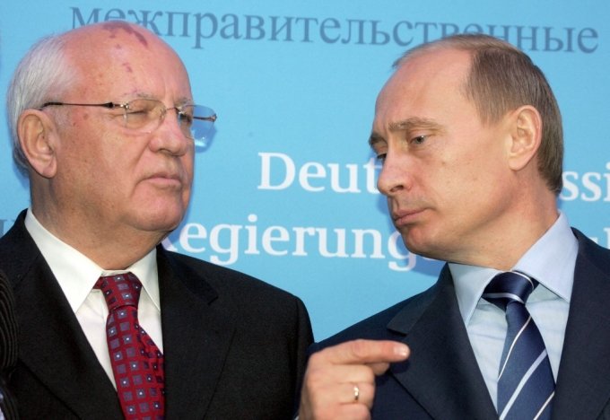지난 2004년 미하일 고르바초프 옛 소련 대통령(왼쪽)과 블라디미르 푸틴 러시아 대통령이 대화를 나누고 있다. /ⓒ AFP=뉴스1