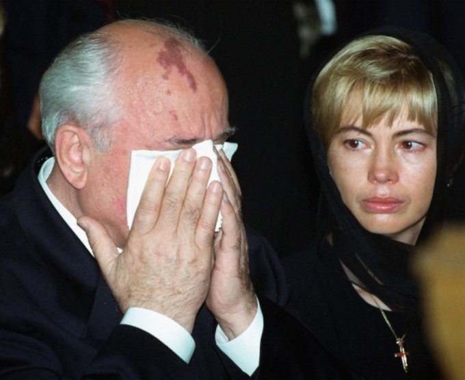 미하일 고르바초프가 1999년 백혈병으로 숨진 부인 라이사의 장례식장에서 딸과 함께 슬픔에 빠져 있다. /ⓒ AFP=뉴스1
