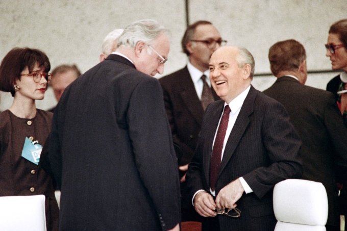 1990년 프랑스 파리에서 열린 유럽안보협력기구(OSCE) 정상회의에서 미하일 고르바초프 소련 대통령(오른쪽)이 헬무크 콜 독일 총리와 웃으며 대화를 나누고 있다. /ⓒ AFP=뉴스1