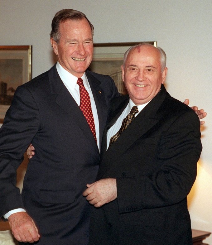 1999년 9월 독일 베를린 벨뷰 궁전에서 조지 부시 전 미국 대통령(왼쪽)과 미하일 고르바초프 전 소련 대통령(오른쪽)이 다정한 포즈로 기념 촬영을 하고 있다. /ⓒ AFP=뉴스1
