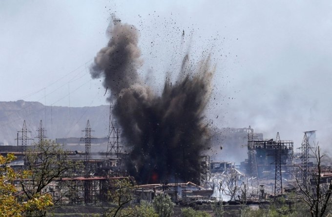 5월 11일(현지시간) 우크라이나 마리우폴의 아조우스탈 제철소가 러시아군의 공격을 받고 있다 /로이터=뉴스1