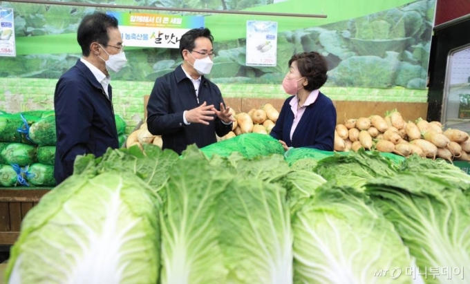 정황근(사진 가운데) 농림축산식품부 장관이 30일 서울시 서초구 농협하나로마트 양재점을 찾아 주요 농식품 생활물가를 점검하고 소비자 의견을 청취했다.